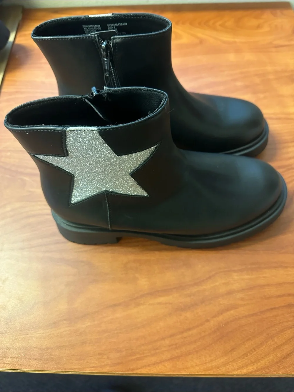 Wonder Nation Size 4 Black Kids Ankle Boots with Silver Star
